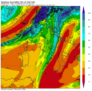 Umidità alla quota di 500 hpa. Il nord ha differenze igrometriche (di umidità) enormi inp pochi kilometri domani pomeriggio-sera.